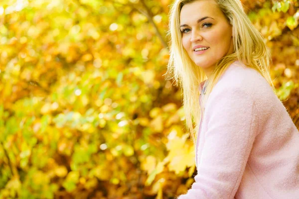 Blond Kvinna Avkopplande Höstparken Solig Dag — Stockfoto