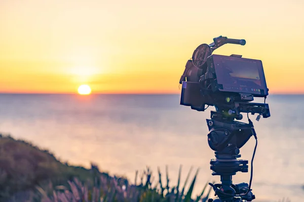 Professional Camera Tripod Take Photo Sunrise Sea Bright Sun Water — Stock Photo, Image