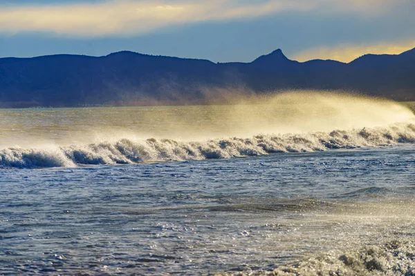 Морской Пейзаж Морские Волны Образуют Белую Пену Солнечный День Берег — стоковое фото