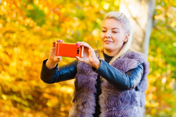 Blonde Attractive Woman Wearing Fashionable Outfit Artifice Fur Coat Walking — Stock Photo, Image