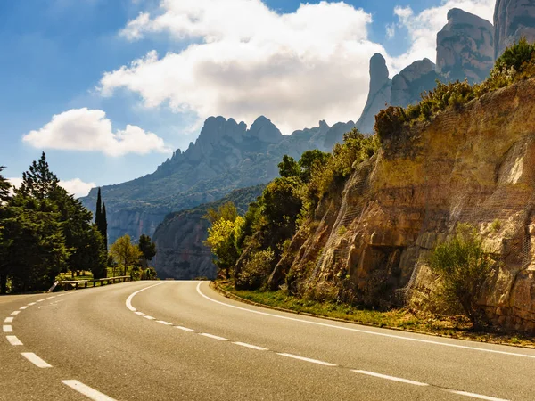 Droga Asfaltowa Przez Góry Montserrat Krajobraz Skalisty Katalonia Hiszpania — Zdjęcie stockowe