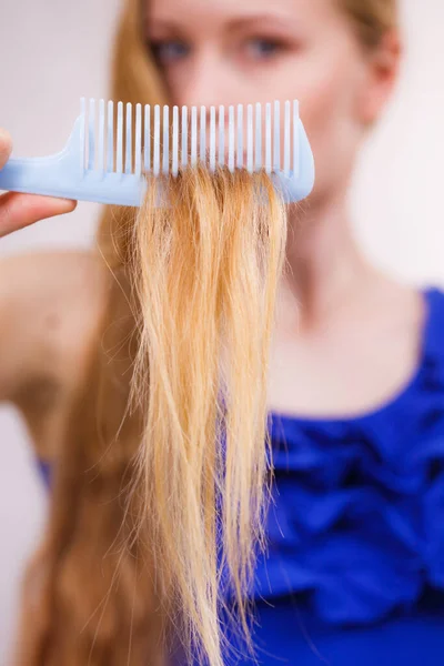 Haarpflege Blondes Mädchen Zeigt Ihr Beschädigtes Trockenes Haar Endet Auf — Stockfoto