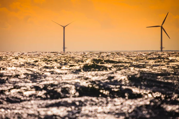 デンマークの近くの沿岸のバルト海に沿って再生可能エネルギーおよび代替エネルギー生産のための風力タービン発電機農場 エコパワー 生態系 — ストック写真