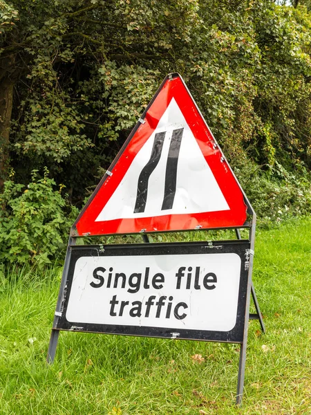 Warnzeichen Schild Straßenrand Einheitsdatei Verkehr Und Straße Von Links Verengt — Stockfoto