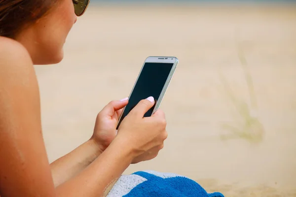 Communicatieconcept Jonge Vrouw Brengt Tijd Door Zomerstrand Sms Smartphone Meisje — Stockfoto