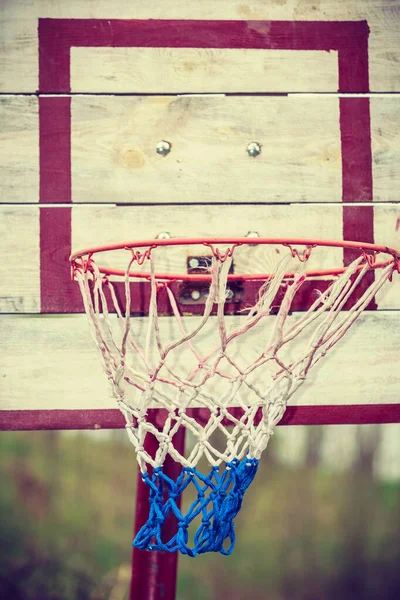 Spor Eğlence Konsepti Dışında Eski Moda Ahşap Basketbol Tahtasının Kapanışı — Stok fotoğraf