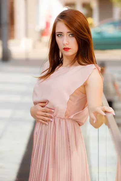 Koncepcja Kobiecych Detali Kobieta Długiej Romantycznej Różowej Sukience Spacery Ulicy — Zdjęcie stockowe