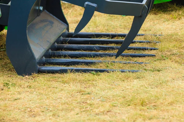 農業収穫産業機器の概念 農業機械 切断はさみ 干し草フォークリフトの閉鎖 — ストック写真