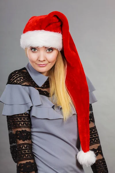 圣诞节 季节性服装 冬季圣诞节的概念 戴著圣诞礼帽的快乐女人 — 图库照片