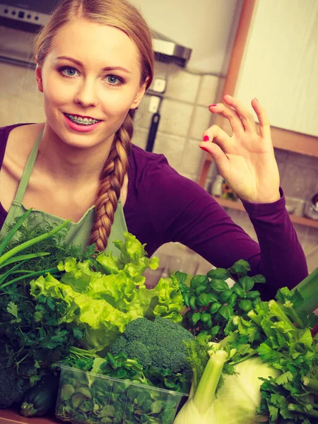 Femme Dans Cuisine Avec Nombreux Légumes Verts Feuillus Faisant Pouce — Photo