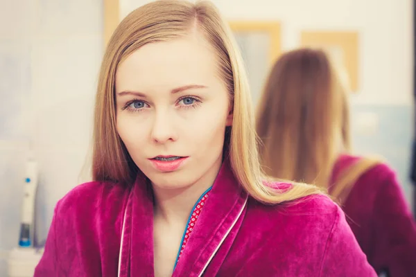 Goedemorgen Routine Concept Jonge Vrouw Draagt Kamerjas Staande Badkamer Reflecterend — Stockfoto