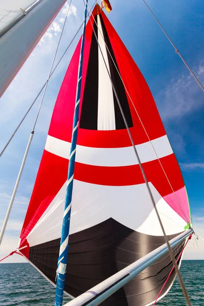 Spinnaker Mit Auftrieb Auf Segelboot Blauer Himmel Hintergrund Konzept Für — Stockfoto