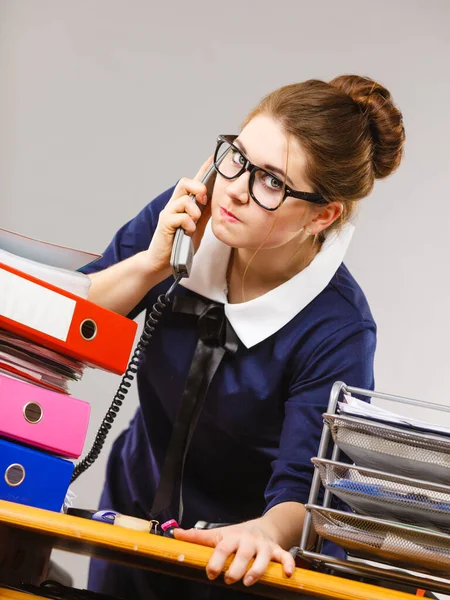 Mobbing Arbeitsplatz Schlechtes Arbeitsverhältnis Wütend Wütende Geschäftsfrau Telefoniert Und Sitzt — Stockfoto