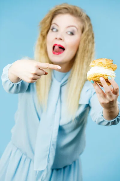 Cibo Dolce Concetto Felicità Divertente Donna Bionda Eccitata Possesso Torta — Foto Stock