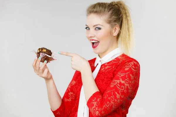 Sladký Cukr Nás Dělá Šťastnými Atraktivní Blondýna Žena Drží Lahodný — Stock fotografie