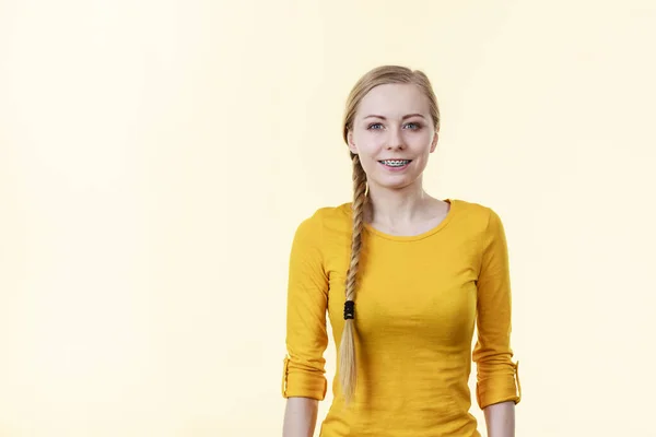 Mujer Joven Feliz Vistiendo Camisa Amarilla Manga Larga Con Pelo —  Fotos de Stock