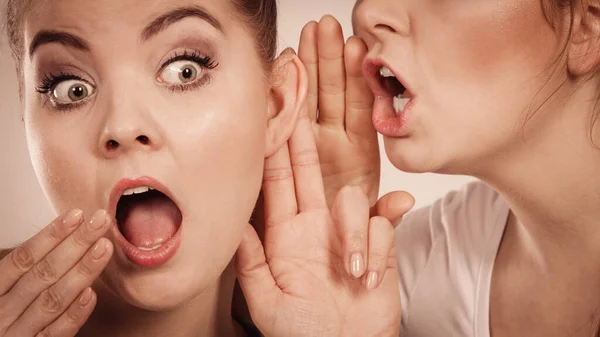 Junge Frau Die Ihrem Freund Ein Paar Geheimnisse Erzählt Zwei — Stockfoto