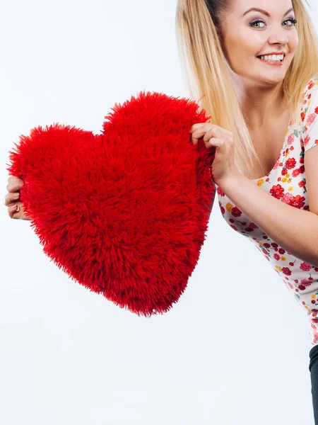 Glückliche Teenagerin Mit Herzförmigem Kissen Valentinstag Geschenkideen Konzept — Stockfoto