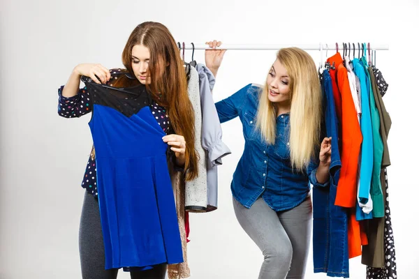 Mujeres Jóvenes Felices Durante Tiempo Compras Recogiendo Ropa Para Atuendo —  Fotos de Stock