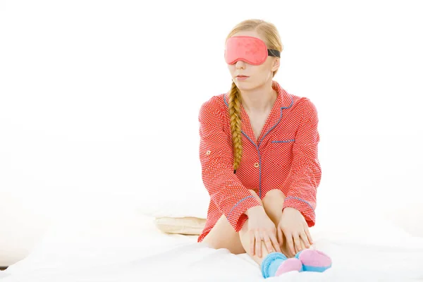 Slaapslaapkamer Accessoires Concept Slaperige Vrouw Met Roze Oogband Pyjama — Stockfoto