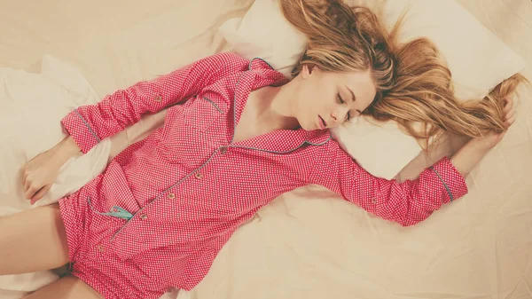 十代の寝姿のファッションの概念 可愛いピンクのパジャマを着た若い女性が寝そべっている トップ表示 — ストック写真