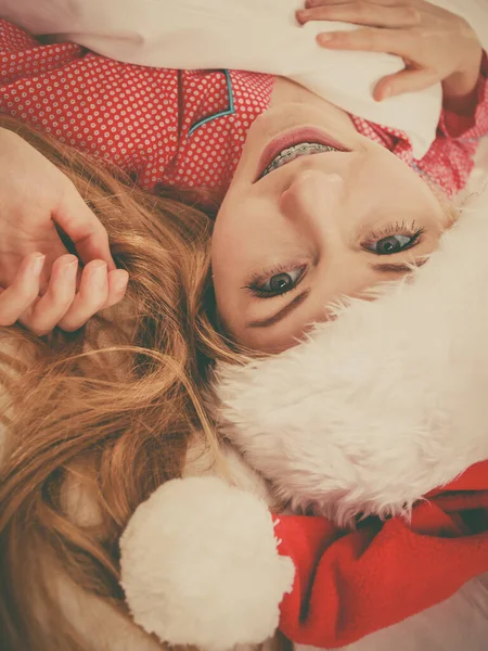 크리스마스 시즌에 잠옷을 침대에 클로스 모자를 기다리는 — 스톡 사진