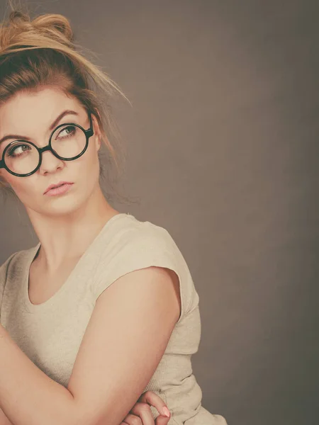 Sıkıcı Odaklı Huysuz Sarışın Gözlüklü Beyaz Tişörtlü Genç Bir Kadın — Stok fotoğraf