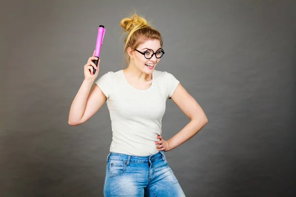 Glücklich Lächelnde Studentin Mit Brille Die Einen Großen Überdimensionalen Bleistift — Stockfoto