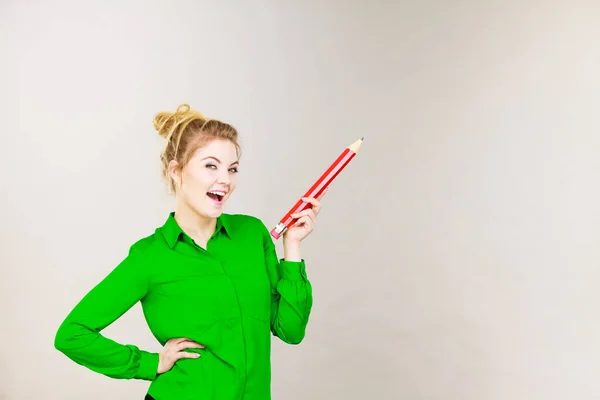 Yeşil Tişörtlü Kocaman Bir Kalem Tutan Mutlu Gülümseyen Öğrenci Görünümlü — Stok fotoğraf
