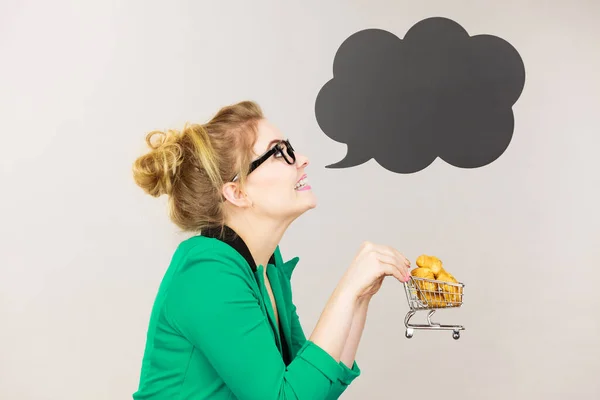 Der Kauf Von Glutenhaltigen Lebensmitteln Konzept Frau Hält Einkaufswagen Mit — Stockfoto