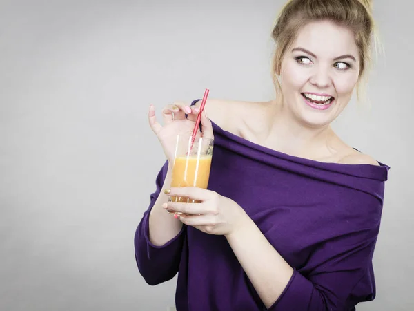 Lycklig Kvinna Med Färsk Apelsingrapefruktjuice Friska Frukt Dricka Smoothies Koncept — Stockfoto