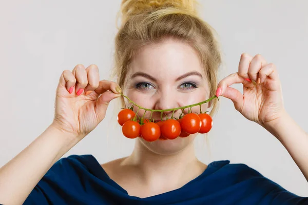 Verdure Biologiche Concetto Cibo Felice Donna Sorridente Positiva Possesso Pomodorini — Foto Stock