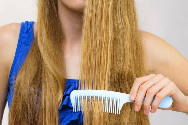 Junge Frau Kämmt Lange Gesunde Blonde Haare Mit Kamm — Stockfoto