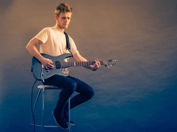 Joven Barbudo Con Guitarra Eléctrica Persona Adulta Sostiene Instrumento Toca —  Fotos de Stock