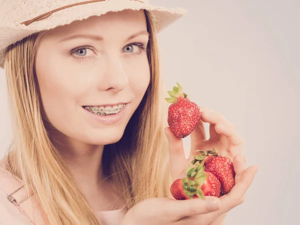灰色の新鮮なイチゴの果物を手に持つ若い正の女性 健康的な食事 トーン画像 — ストック写真