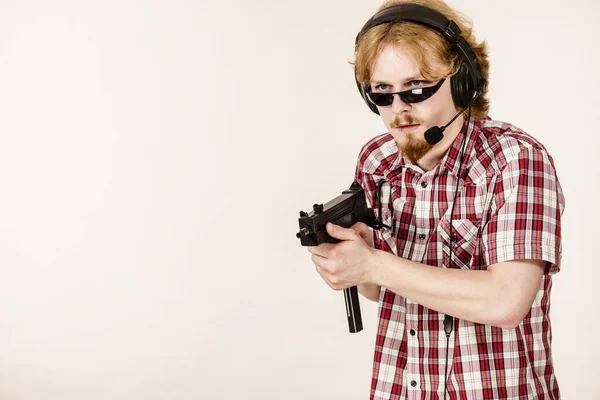 Nerd Friki Joven Adulto Hombre Jugando Videoconsola Sosteniendo Pistola Con —  Fotos de Stock