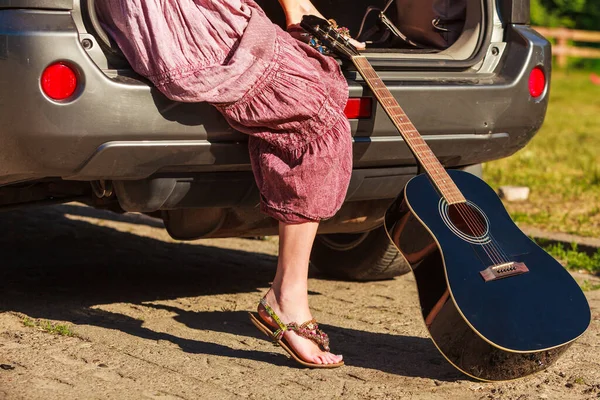 Reizen Vakantie Liften Concept Zomer Meisje Hippie Stijl Zitten Hatchback — Stockfoto