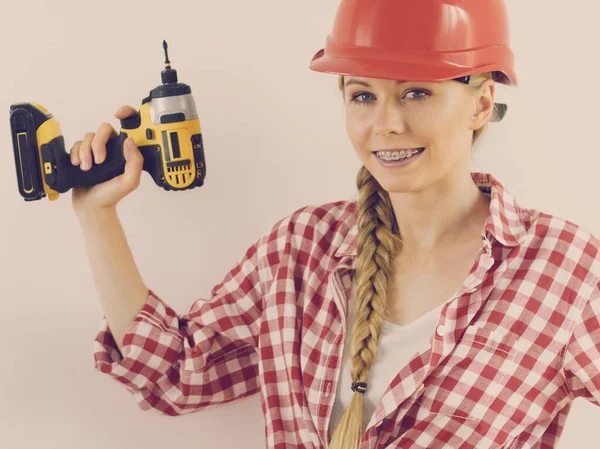 Frau Mit Helm Und Bohrmaschine Mädchen Beim Umbau Von Wohnungen — Stockfoto