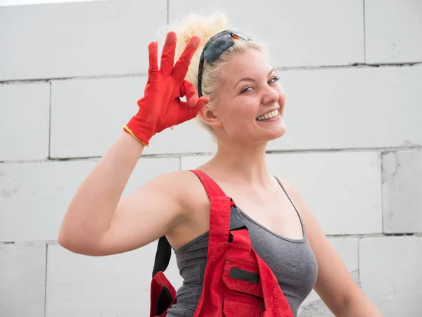 Gelukkige Vrouw Die Werkkleding Draagt Werkt Bouwplaats Vrouw Maakt Teken — Stockfoto