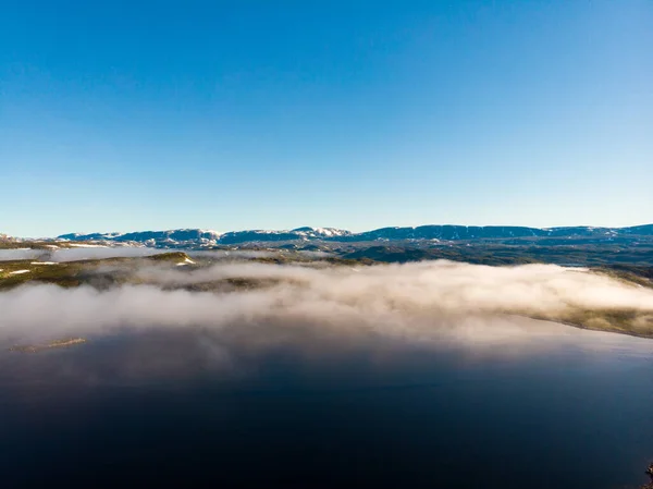 Vista Aerea Paesaggio Norvegese Mattina Nuvole Sul Lago Montagne Innevate — Foto Stock