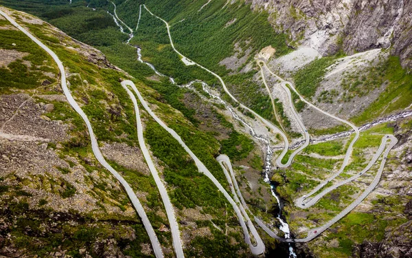 空中风景 挪威欧洲的特洛尔斯蒂根 Troll Path Trollstigen 或特洛尔斯蒂文绕行风景秀丽的山路 国家旅游路线 — 图库照片