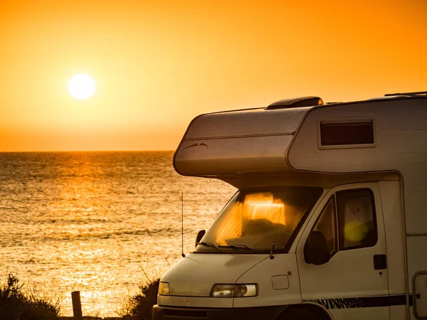 Caravan Ψυχαγωγικό Όχημα Κάμπινγκ Ξημέρωμα Στην Παραλία Διακοπές Και Ταξίδια — Φωτογραφία Αρχείου