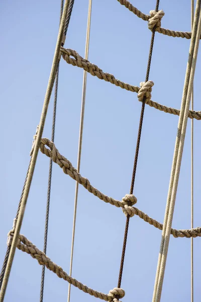 Старомодный Мачта Такелаж Много Коричневых Веревок Ясном Голубом Фоне Неба — стоковое фото