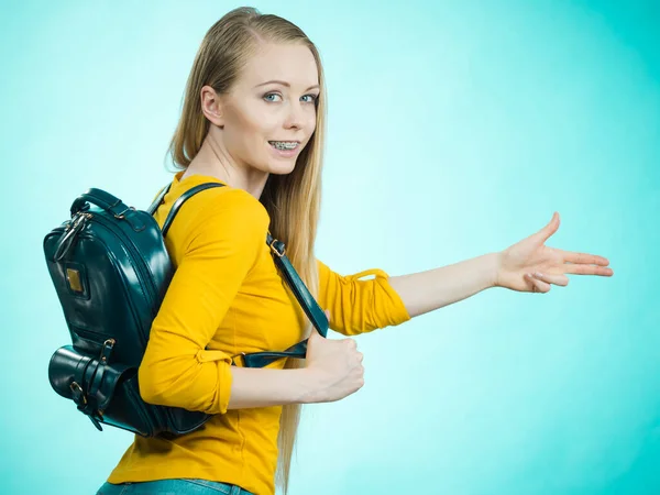 Okula Üniversiteye Giden Genç Mutlu Sarışın Kız Sırt Çantasıyla Fotokopi — Stok fotoğraf