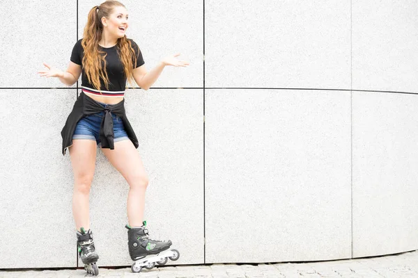 町に乗ってジェットスケートを着て幸せな若い女性 夏の間 女性はスポーティーさを楽しんでいる — ストック写真