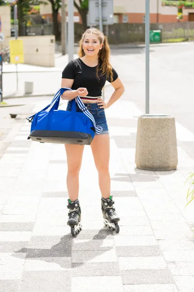 Mujer Joven Que Lleva Patines Con Bolsa Deporte Ciudad Mujer — Foto de Stock