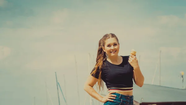 Feliz Divertida Joven Con Pelo Castaño Largo Comiendo Helado Divertirse — Foto de Stock