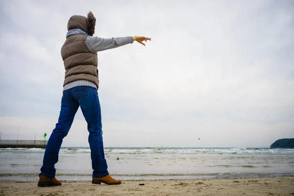 Entspannung Und Muße Frau Geht Strand Spazieren Touristinnen Zeigen Mit — Stockfoto