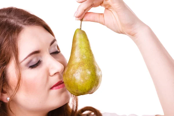 Mulher Segurando Fruta Pêra Verde Recomendo Desintoxicação Dieta Frutas Isolado — Fotografia de Stock