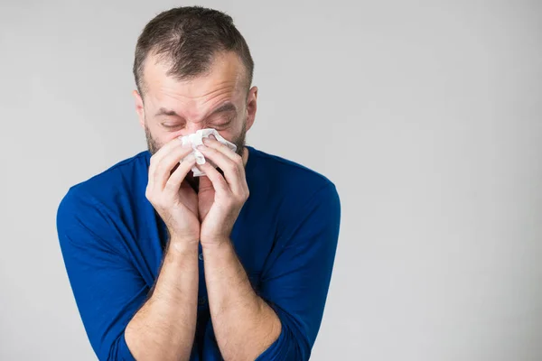 Человека Грипп Чихание Гигиеническую Ткань Парень Болен Аллергия Высморкаться — стоковое фото